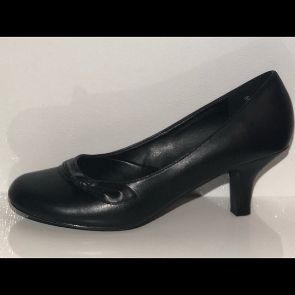 Black high heel shoe gently used wore once size 8 - Picture 11 of 12